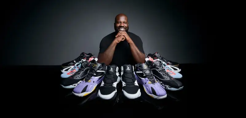 Shaquille O'Neal prezentuje kolekcję butów, pokazując, jak duży jest jego rozmiar buta.