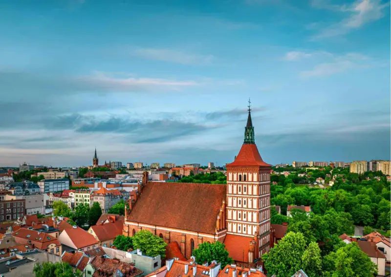 Widok na olsztyńską starówkę z dominującą bazyliką konkatedralną św. Jakuba Apostoła.