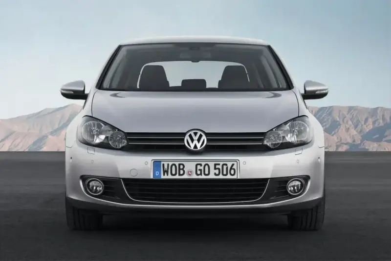 Srebrny Golf 6, idealny do miasta i na wakacje. Zastanawiasz się, jaki silnik benzynowy wybrać?
