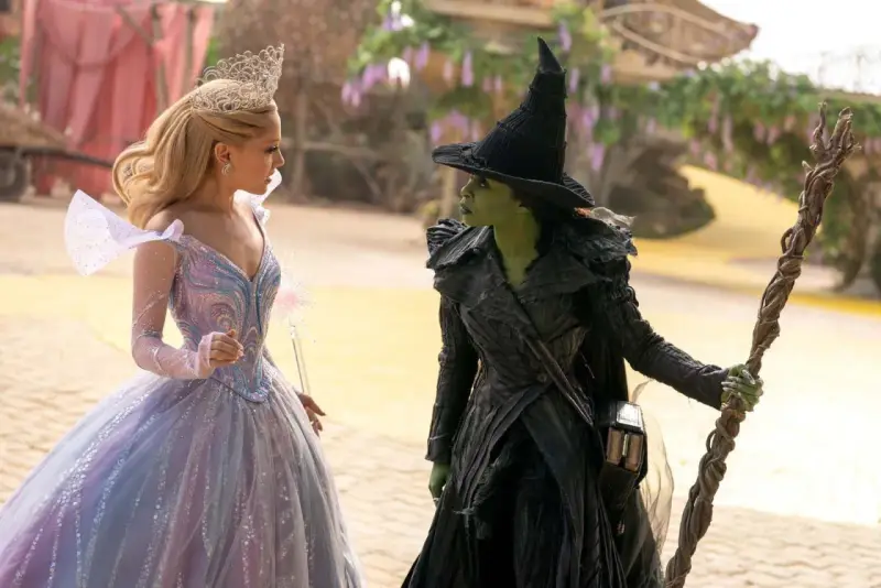 Glinda i Zielona Wiedźma w krainie Oz. Chcesz wiedzieć, **wicked gdzie obejrzeć**?