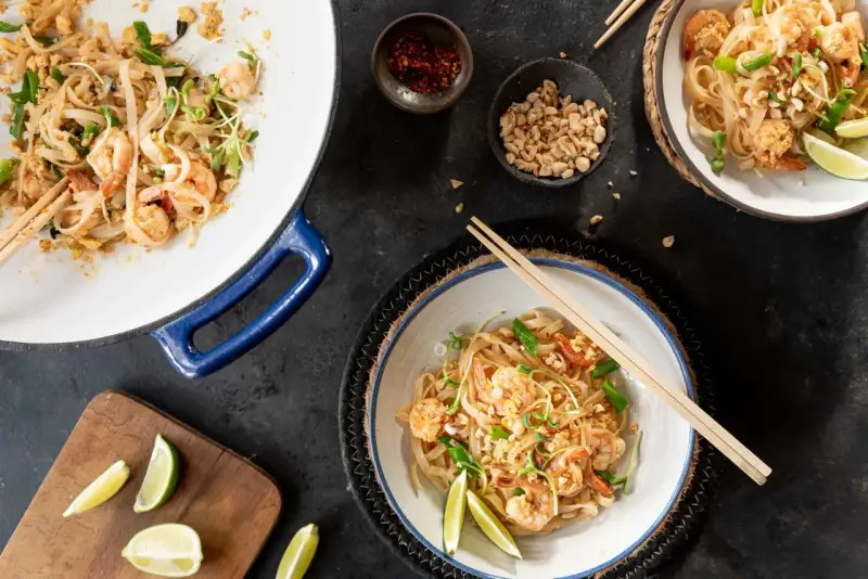 Pyszne danie z makaronem ryżowym, krewetkami i kiełkami. Aromatyczne pasta pad thai z orzeszkami ziemnymi i limonką.