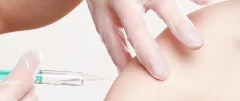 Zastrzyk zapobiegający polio. Wczesne polio objawy mogą być łagodne, ale szczepienie chroni przed poważnymi konsekwencjami.