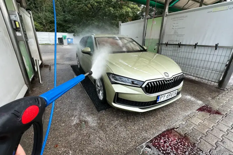 Mycie auta na samoobsługowej myjni. Woda pod ciśnieniem pomoże usunąć trudne zabrudzenia, jak np. żywica.