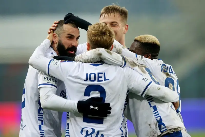 Piłkarze z Gliwic świętują bramkę, przytulając się na boisku.