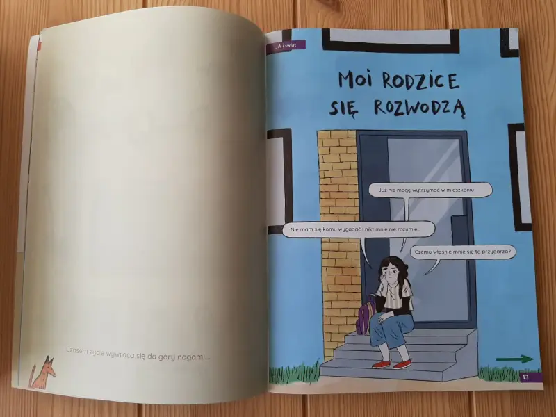 Ilustracja z książki o rozwodzie dla dzieci. Dziewczynka siedzi na schodach przed domem, czując się samotna i zagubiona.