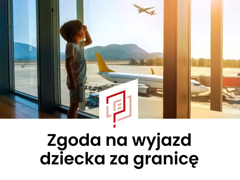 Chłopiec patrzy przez okno na lotnisku na samoloty. Potrzebna zgoda na wyjazd dziecka za granicę, by spełnić jego marzenia o podróży.
