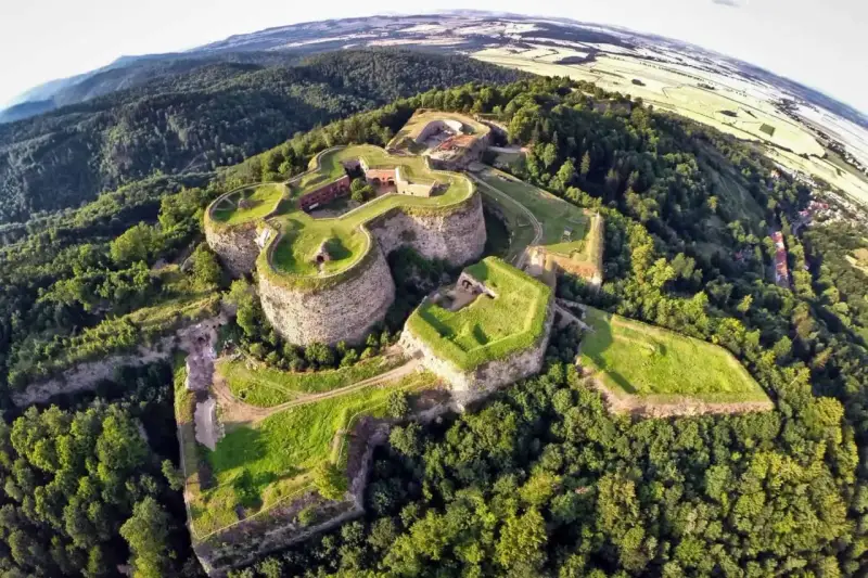 Imponujący fort na wzgórzu, otoczony lasami, to perła Dolnego Śląska.
