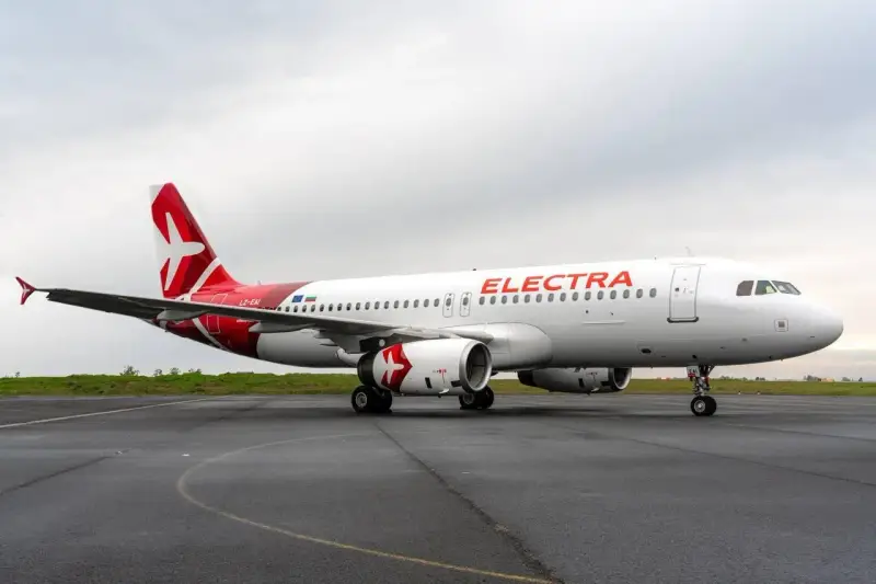 Samolot Electra Airways na płycie lotniska. Czekam na mój bagaż po podróży.
