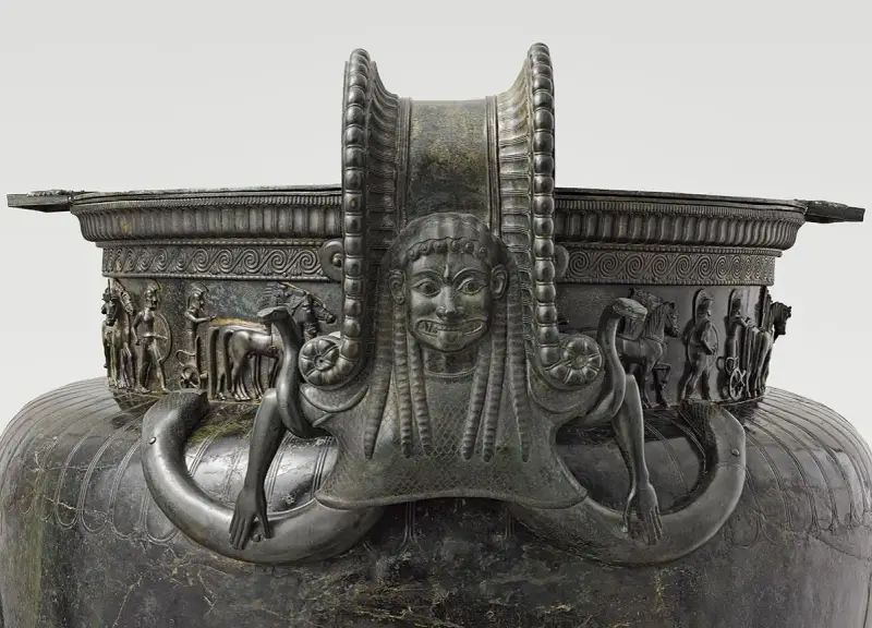 Détail du vase de Vix : une figure féminine aux longs cheveux, entourée de serpents, orne ce chef-d'œuvre antique.