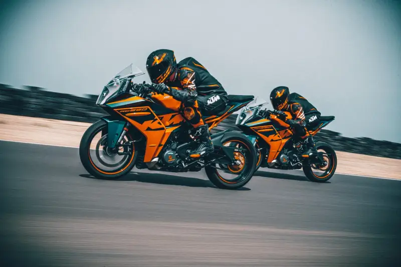 Dwóch motocyklistów na torze ściga się na pomarańczowych KTM RC 390. Poznajcie ich dane techniczne!