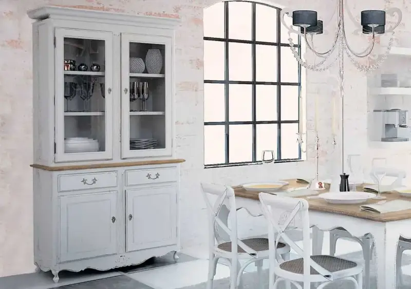 Vitrina blanca con vajilla y copas, ideal para saber qué poner en una vitrina de salón.