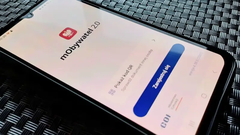 Ekran smartfona z aplikacją mObywatel 2.0 i godłem Polski.