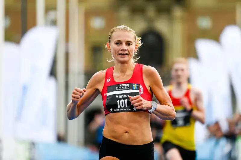 Hanna Lindholm tävlar i halvmaraton, nummer 101, med fokus och beslutsamhet.