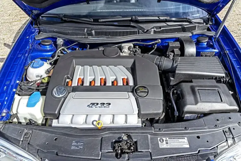 Silnik VR6 R32 w niebieskim aucie.