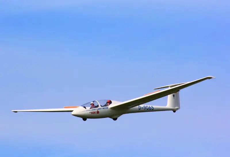 Dwóch pilotów w szybowcu D-9065. Chcesz wiedzieć, jak zostać pilotem samolotu? Zacznij od nauki latania szybowcem!