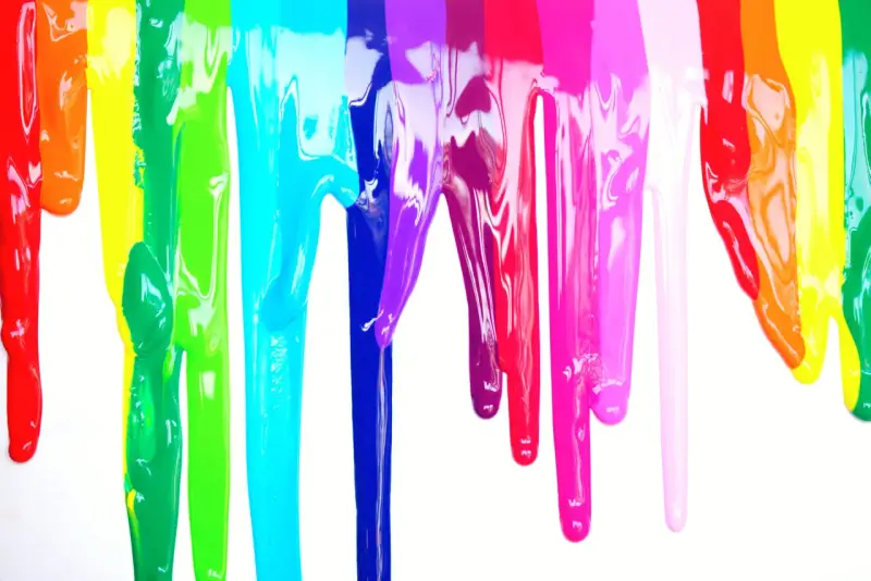 Peinture acrylique brillante dégoulinant en arc-en-ciel. Découvrez comment rendre une peinture acrylique brillante pour un effet éclatant.