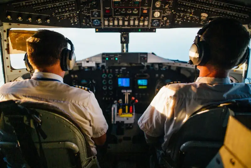 Dwóch pilotów w kokpicie samolotu. Zastanawiasz się, ile zarabia pilot samolotu? To odpowiedzialna praca.