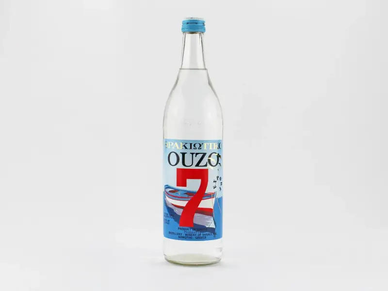 Flasche Ouzo mit der Aufschrift "37,5% VOL". Die Frage "wie viel prozent hat ouzo" wird hier beantwortet.