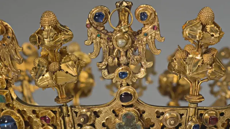 Złoty skarb ze Środy Śląskiej: korona z orłem i klejnotami, symbol bogactwa i historii.