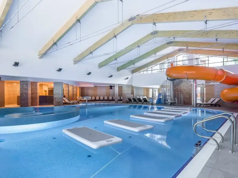 Wodne szaleństwo w hotelach z aquaparkiem w górach! Basen z dmuchanymi wyspami i zjeżdżalnią zaprasza do zabawy.