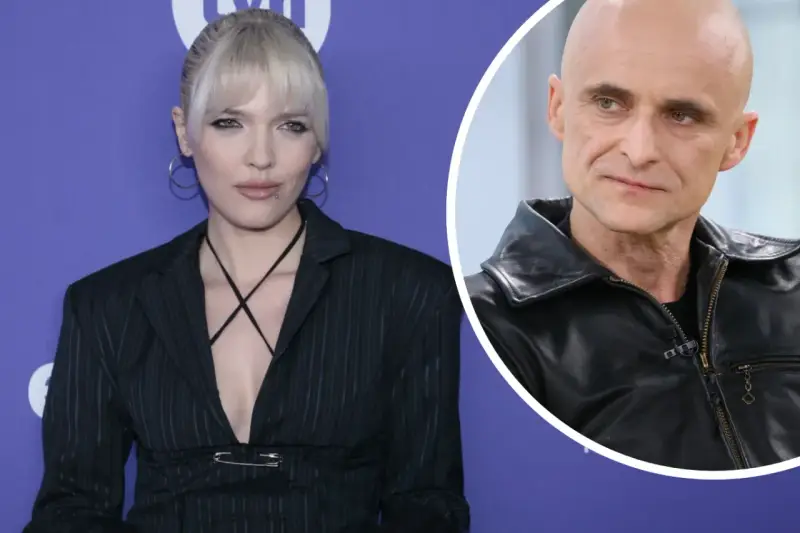Daria Zawiałow w stylizacji z agrafką i łysy mężczyzna w skórzanej kurtce.