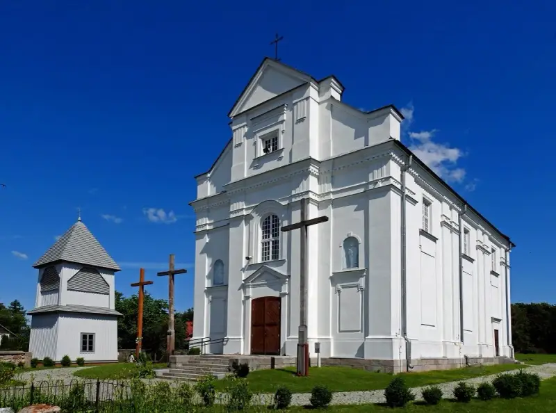 Biały kościół z dzwonnicą i krzyżami. Darowizna na cele kultu religijnego wspiera takie miejsca.