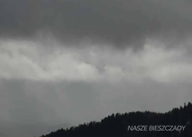 Mroczne chmury nad Bieszczadami zapowiadają deszcz. Nawet w taką pogodę Wetlina oferuje atrakcje, np. spacer po lesie.