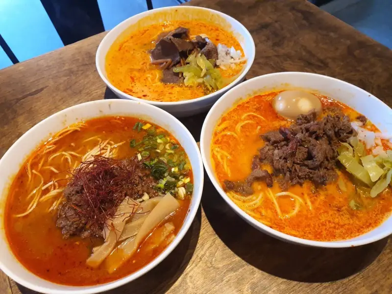 Trzy miski aromatycznego ramen z wołowiną, jajkiem i warzywami. Idealne na chłodny wieczór, smakują jak bbq ramen.