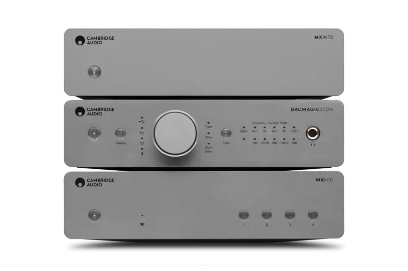 Czarny przetwornik cyfrowo-analogowy Cambridge Audio DacMagic 200M z pokrętłem i przyciskami na froncie.