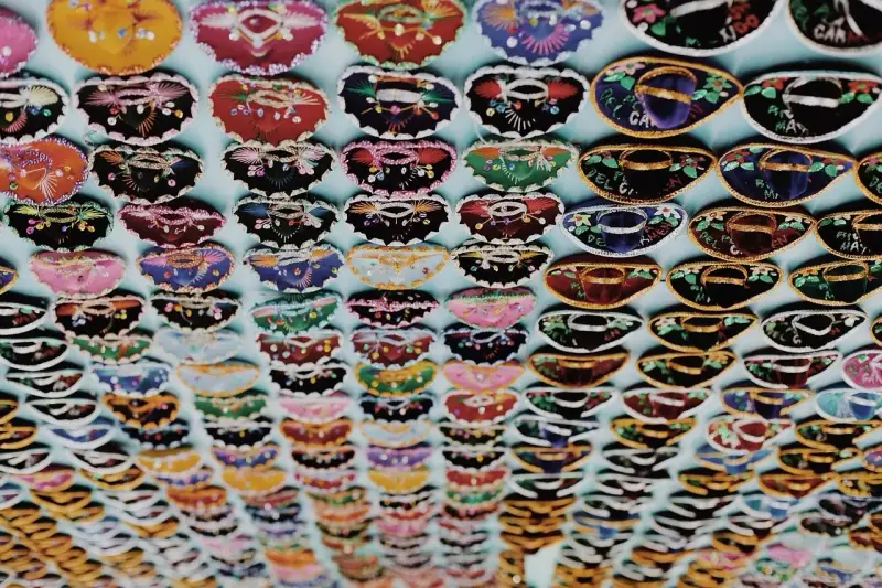 Kolorowe mini sombrero, idealne pamiątki, które warto przywieźć z Meksyku do Polski.