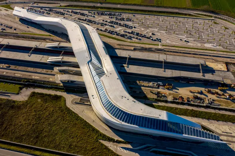 Stazione Afragola, capolavoro dell'architetto Zaha Hadid, vista dall'alto. Un'onda bianca che abbraccia i binari.
