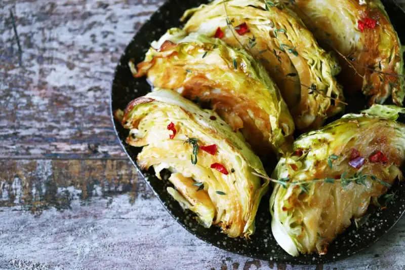 Pieczone ćwiartki kapusty z chili i tymiankiem, pyszne dania z kapusty.
