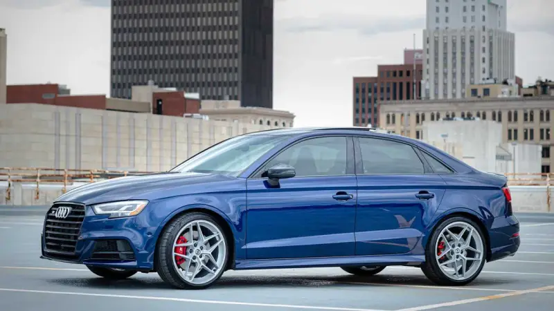 Błękitne Audi S3 na parkingu, w tle miejska panorama. Zastanawiasz się, ile trwa rejestracja samochodu w leasingu?