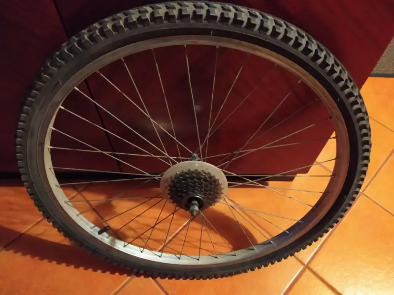 Koło rowerowe z kasetą. Zastanawiasz się, jaki rower dla dorosłych ile cali będzie najlepszy? To koło to dobry punkt wyjścia.