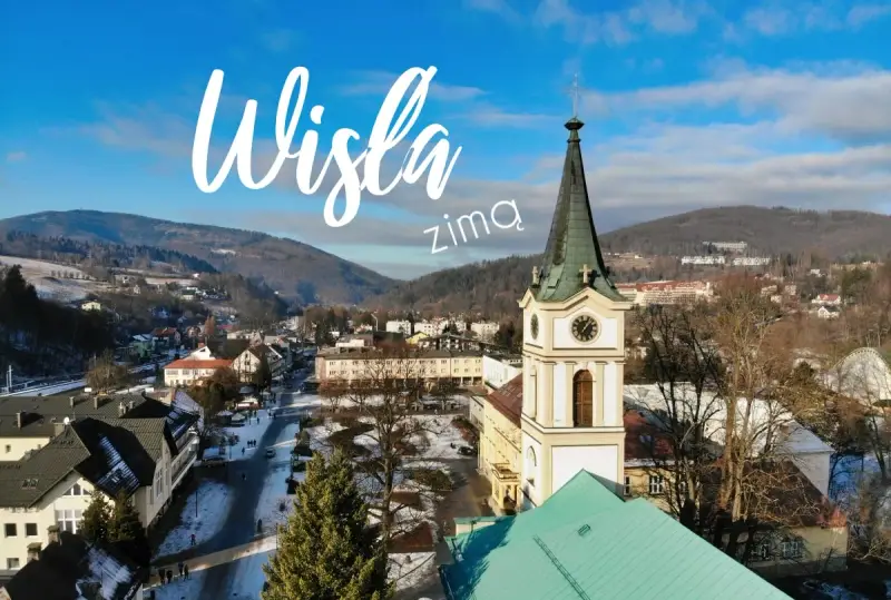 Zimowa Wisła zachwyca widokiem na kościół i ośnieżone góry. Odkryj atrakcje zimą w Beskidach!