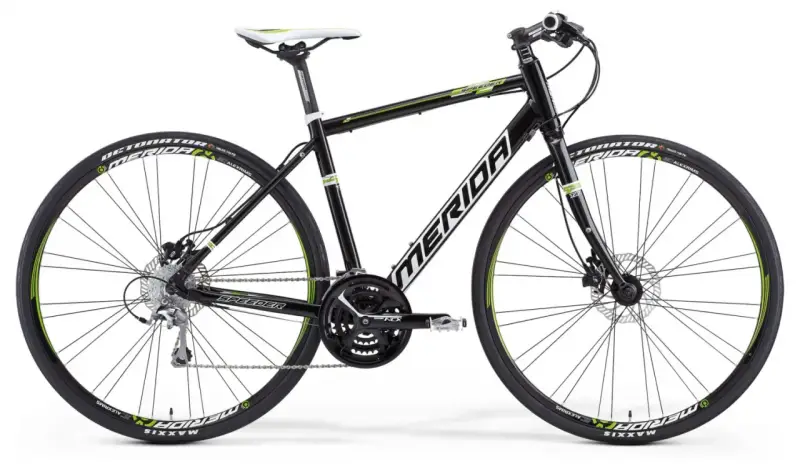 Czarny rower Merida Speeder z zielonymi akcentami. Merida to znana firma produkująca rowery.