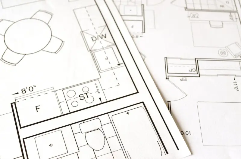 Plany architektoniczne pokazują kuchnię, łazienkę i pokoje. Zastanawiasz się, ile kosztuje adaptacja projektu?