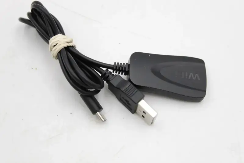 Czarny adapter Wi-Fi z kablem USB i złączem micro USB. Idealny, by dowiedzieć się, jak zrobić smart TV z tradycyjnego telewizora.