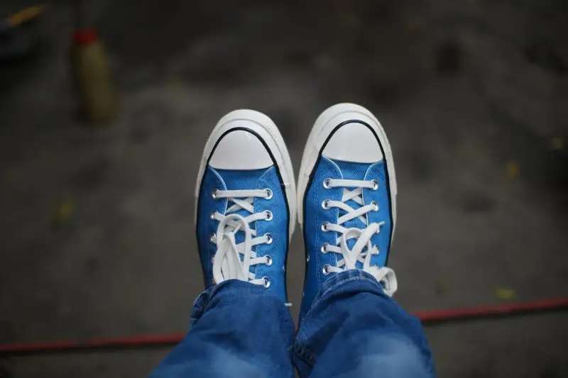 Niebieskie trampki z białymi sznurówkami i podeszwą. Czy na Zalando są oryginalne buty? Tak, można znaleźć autentyczne modele.