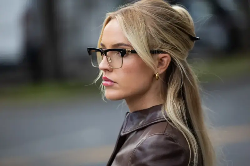 Eleganckie oprawki, które odmładzają, podkreślają urodę blondynki. Złote detale dodają klasy.
