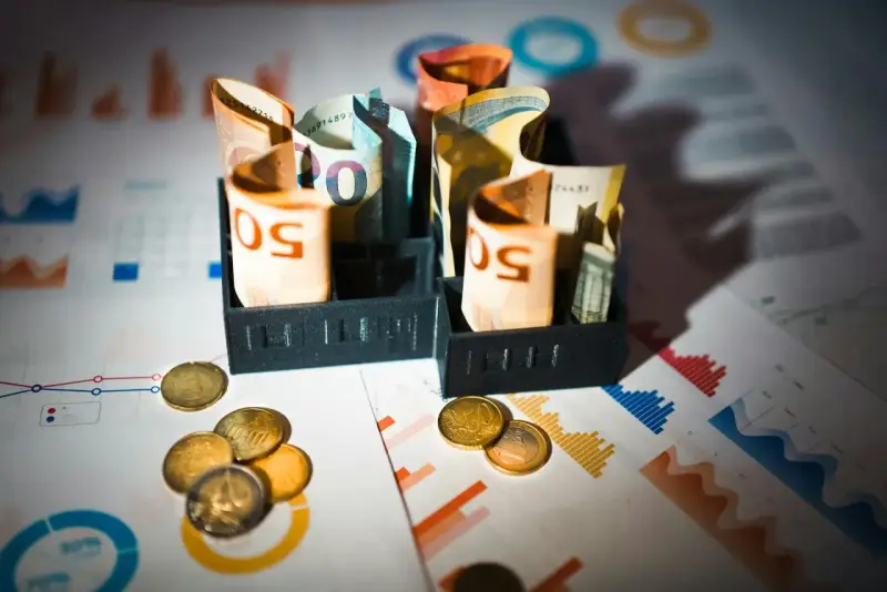 Billets d'euros enroulés dans des porte-billets, pièces et graphiques financiers. Illustration de la rémunération mandataire social.