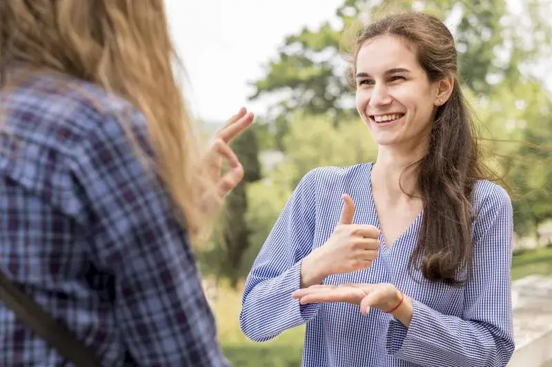 Niesłyszący i niedosłyszący: jakie są kluczowe różnice i wsparcie?