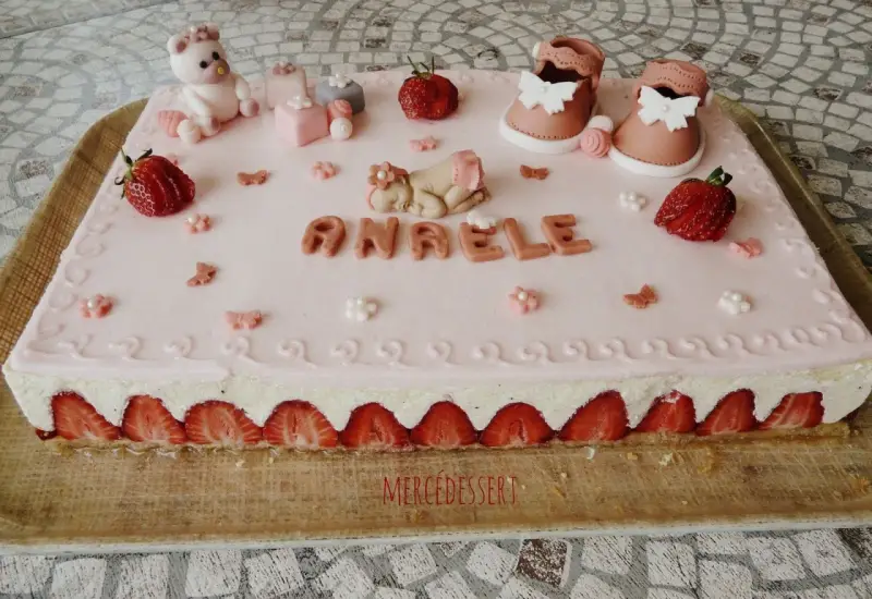 Fraisier rectangulaire pour 20 personnes, décoré d'un bébé endormi, de chaussons roses et du prénom "Anaële".