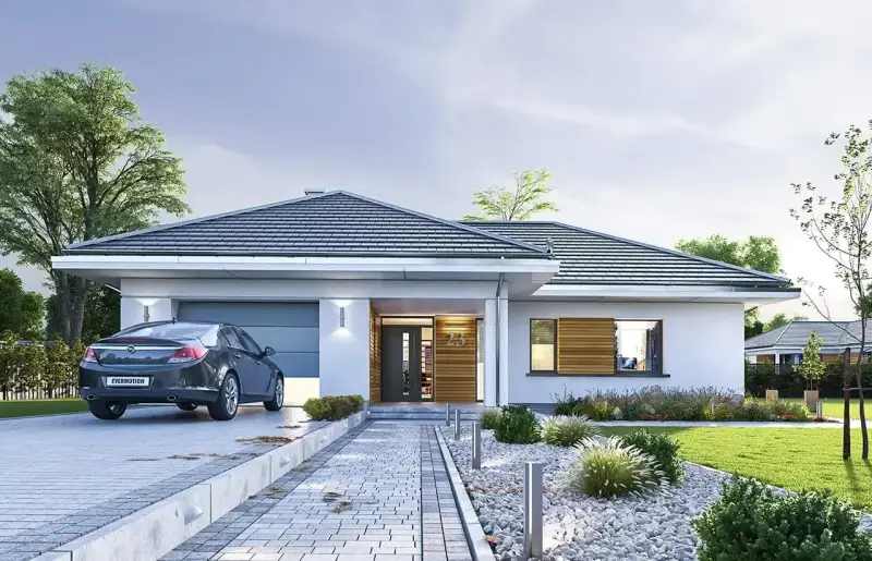 Nowoczesny bungalow z garażem, podjazdem i zadbanym ogrodem. Elegancka bryła, jasna elewacja i drewniane detale.