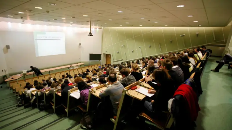 Wykład w auli uniwersyteckiej. Studenci siedzą w rzędach, słuchając wykładowcy. Może to być jeden z najmniej obleganych kierunków studiów, skoro sala jest tak pusta.