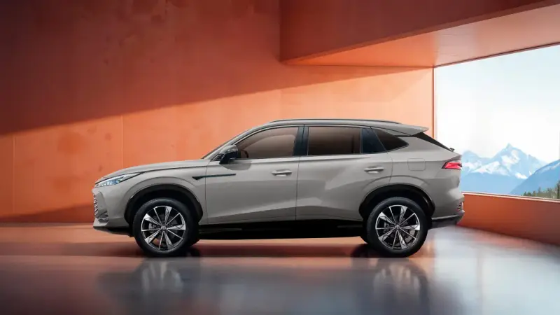 Elegancki, jasnoszary MG SUV prezentuje się na tle górskiego krajobrazu. Sprawdź jego atrakcyjną mg suv cena.