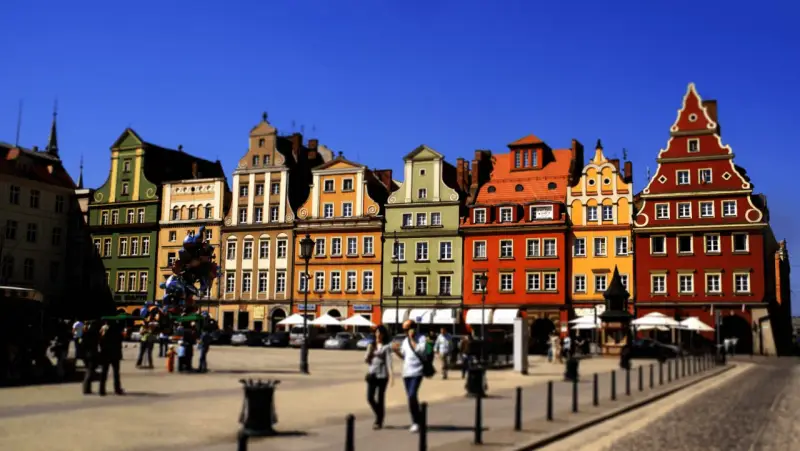 Kolorowe kamienice na wrocławskim Rynku, idealne na tanie atrakcje Wrocław.