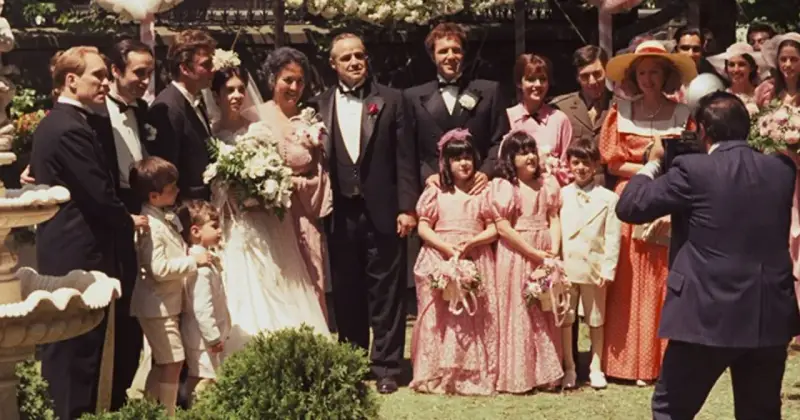 Wesele z filmu "Ojciec Chrzestny". Obsada filmu pozuje do zdjęcia rodzinnego, wśród nich Marlon Brando jako Don Corleone.