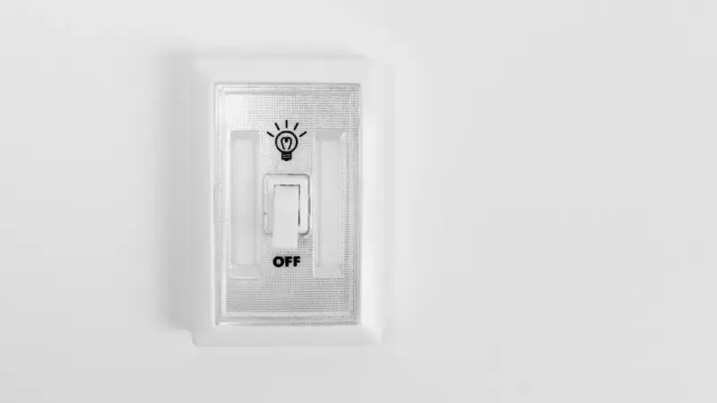 Wyłącznik światła z napisem "OFF". Ucz się phrasal verbs po polsku, by lepiej rozumieć język.