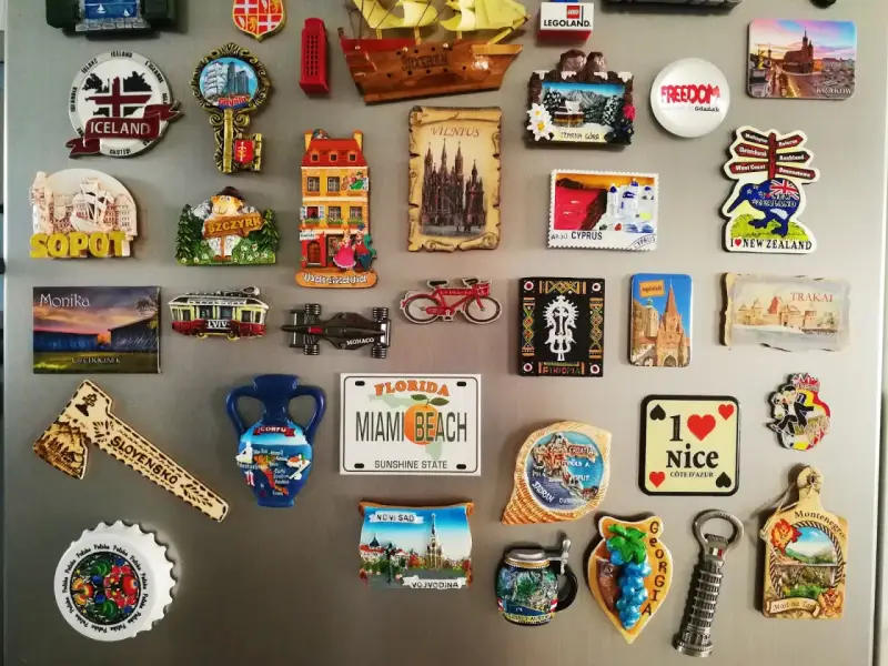 Lodówka pełna magnesów z podróży. Znajdziesz tu pamiątki z Czech, Polski, Chorwacji i innych krajów. Idealne, by przypomnieć sobie, co przywieźć z Czech.